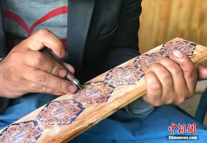 圖為7月14日，普松雕刻技藝傳承人嘎瑪曲扎正在家中進(jìn)行創(chuàng)作。 <a target='_blank' ><p  align=