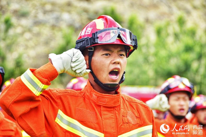 消防指戰(zhàn)員重溫入隊(duì)誓詞。人民網(wǎng) 李海霞 攝