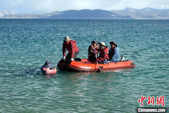 科考隊員乘充氣快艇考察扎日南木錯歸來?！?lt;a target='_blank' ><p  align=