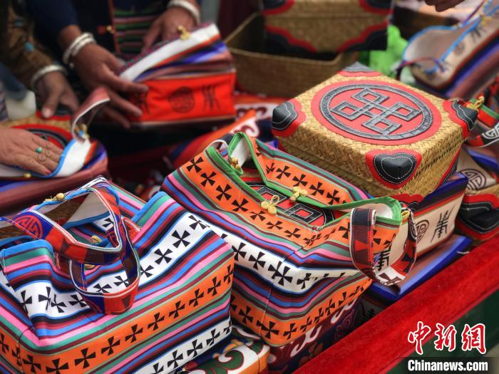 圖為打隆物交會上售賣的民族手工藝品。　冉文娟 攝