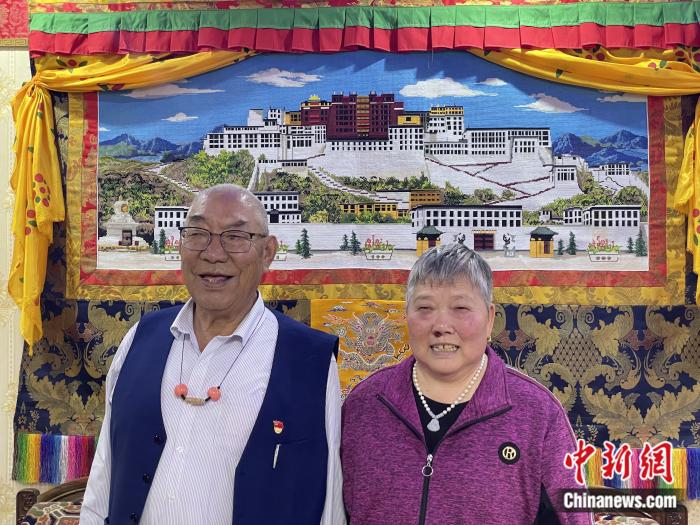 甲央曲培和杜應(yīng)芳在家中。彭寧鈴 攝