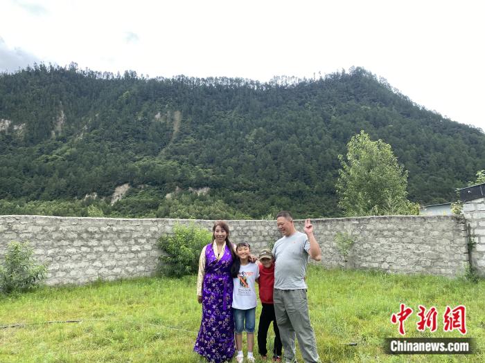 周勁名一家。彭寧鈴 攝