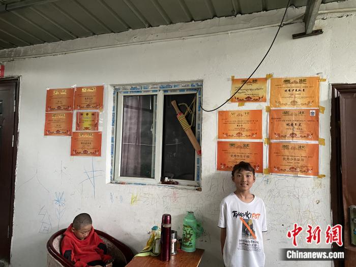 周勁名的大女兒和她獲得的獎狀。彭寧鈴 攝