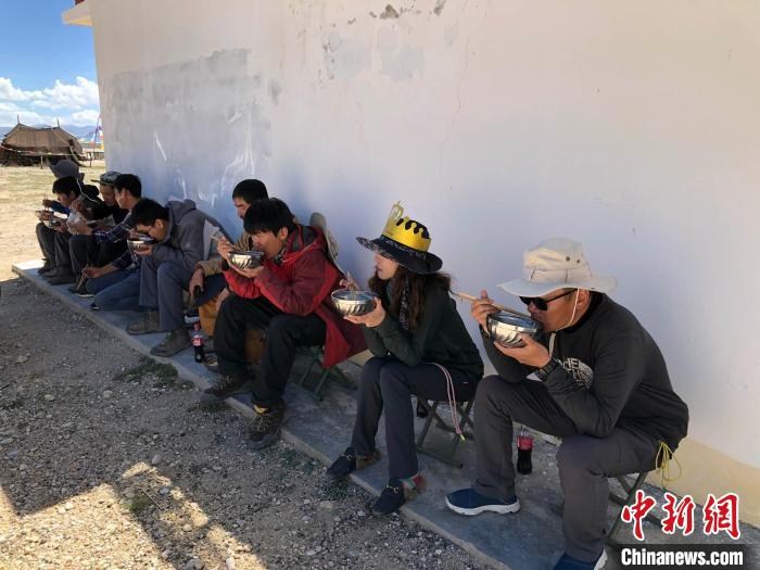 科考隊(duì)員在高原湖泊岸邊進(jìn)餐?！?lt;a target='_blank' ><p  align=