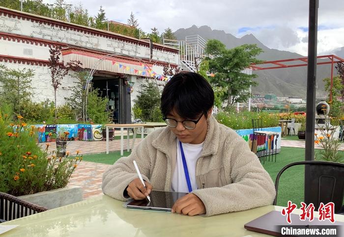 “Z世代”旦真旺加認為，拉薩是一座開放與包容的城市，記憶中的拉薩是彩色的。2021年，旦真旺加從浙江大學漢語言文學專業(yè)畢業(yè)后，他選擇回到拉薩，成為一名漢語文實習助教。圖為8月4日，旦真旺加在課間陪學生玩耍。 <a target='_blank' ><p  align=