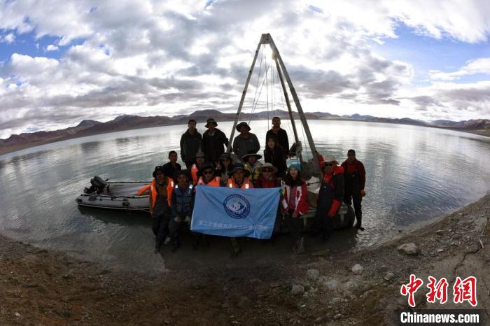 科考隊員在結則茶卡湖岸邊合影?！?lt;a target='_blank' ></p><p  align=