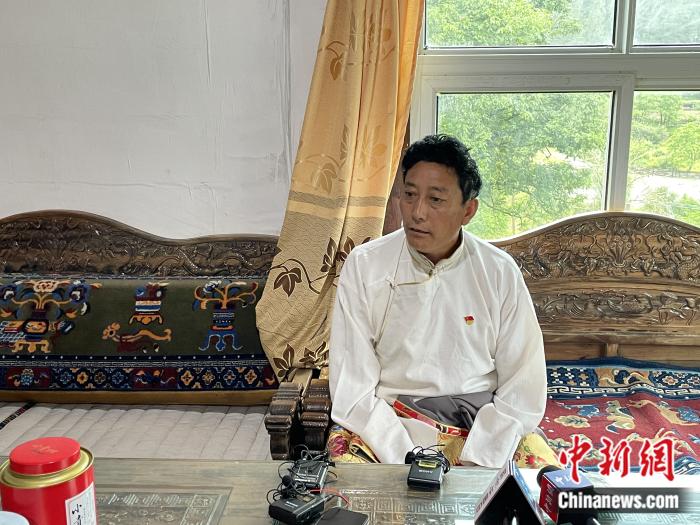 巴卡村黨支部書記、村委會(huì)主任尼瑪次仁。周璟 攝