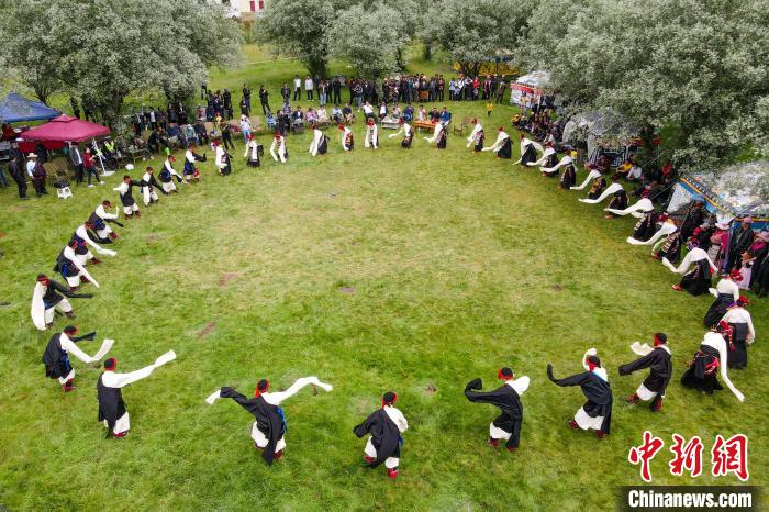 資料圖為西藏昌都丁青縣民眾跳歡快的鍋莊舞?！〗w波 攝