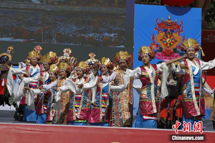 圖為日喀則市一場文藝節(jié)目的藏戲表演(資料圖)。趙朗攝