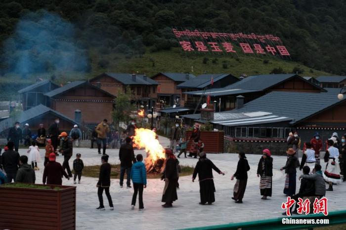 圖為8月5日，玉麥鄉(xiāng)民眾在鄉(xiāng)里跳鍋莊舞，從前的“三人鄉(xiāng)”熱鬧起來了。 <a target='_blank' ></p><p  align=