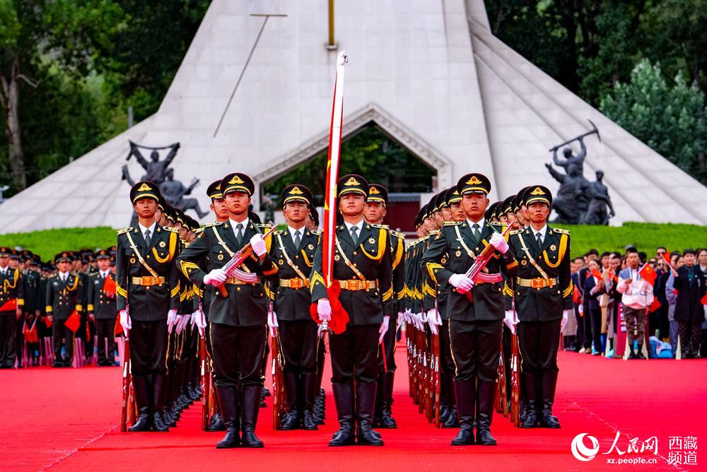 8月19日10時，慶祝西藏和平解放70周年大會在拉薩市布達拉宮廣場隆重舉行。這是大會舉行升旗儀式。徐馭堯 攝