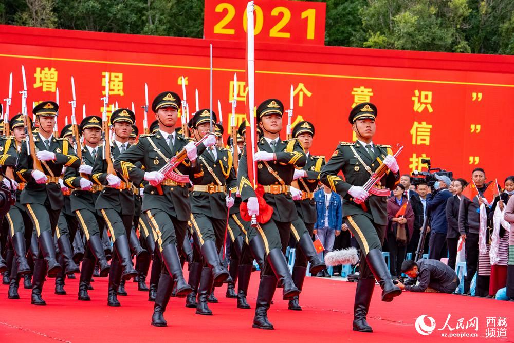 8月19日10時，慶祝西藏和平解放70周年大會在拉薩市布達拉宮廣場隆重舉行。這是大會舉行升旗儀式。徐馭堯 攝