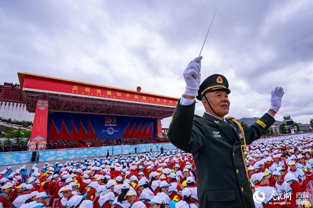 8月19日10時，慶祝西藏和平解放70周年大會在拉薩市布達拉宮廣場隆重舉行。徐馭堯 攝