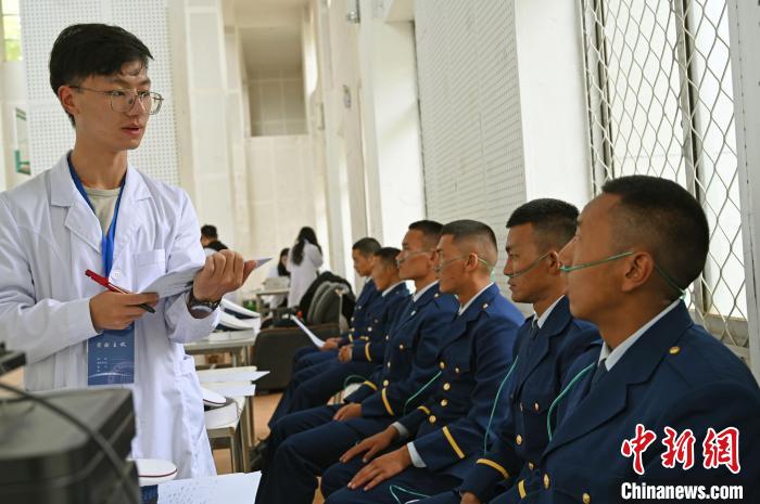 圖為研究團(tuán)隊(duì)成員登記消防員信息。　趙朗 攝