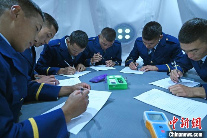 圖為消防員在高壓氧艙內(nèi)填寫問(wèn)卷?！≮w朗 攝