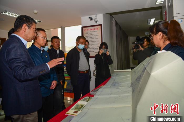 圖為參加西藏三大重點(diǎn)文物保護(hù)維修工程檔案移交進(jìn)館儀式人員參觀布達(dá)拉宮手繪圖紙?！∝暩聛?lái)松 攝