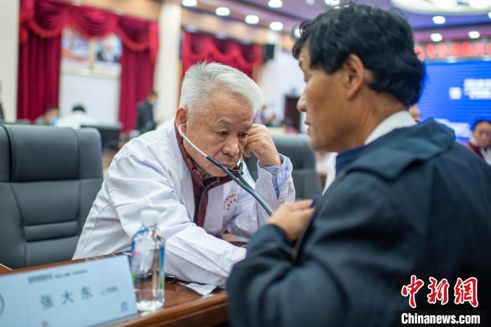 圖為專家團(tuán)隊(duì)在日喀則市開展義診活動(dòng)?！〉┰雠?攝