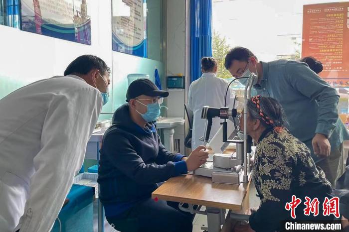 圖為9月10日，專家在日喀則藏康醫(yī)院開展義診活動?！×貉喷?攝