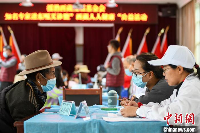 圖為9月11日，西藏日喀則桑珠孜區(qū)東嘎鄉(xiāng)義診現(xiàn)場?！〗w波 攝