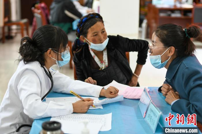 因不少農(nóng)牧民不會普通話，義診活動現(xiàn)場，鄉(xiāng)政府為每位醫(yī)生配了一名翻譯?！〗w波 攝