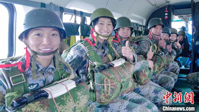 圖為女兵們在直升機上準備跳傘?！⊥跏鰱| 攝