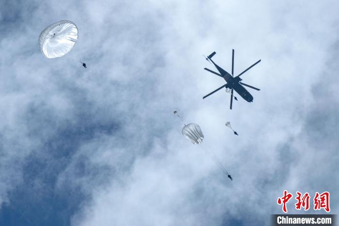 圖為傘降女兵在空中開傘?！⊥跏鰱| 攝