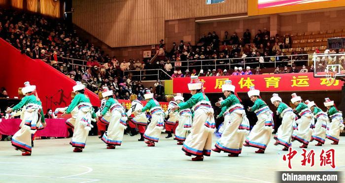 圖為西藏老年舞蹈隊齊跳傳統(tǒng)鍋莊舞?！∝暽＠?攝