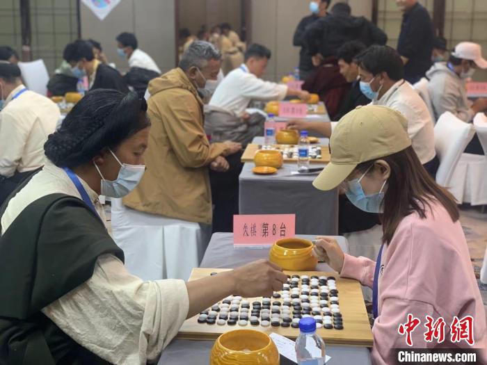圖為參賽選手正在進(jìn)行藏棋對(duì)弈?！≈x牧 攝
