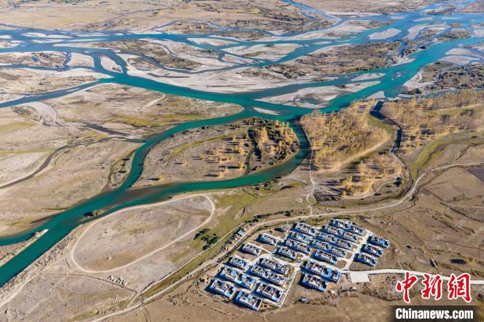 圖為10月16日，航拍高原河流拉薩河辮狀水系和河畔村莊，一派和諧景象?！〗w波 攝