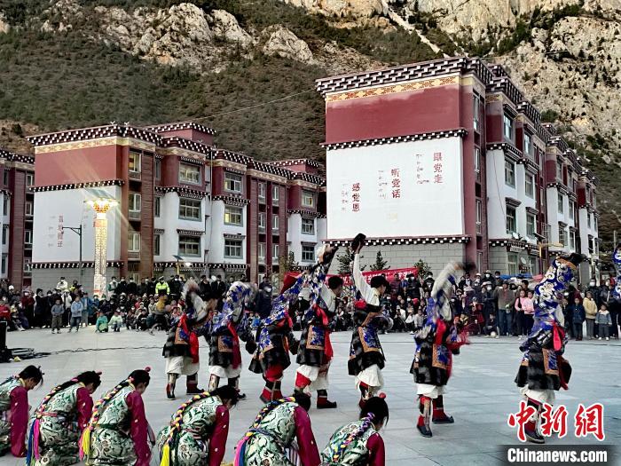 圖為文藝工作者在新村表演節(jié)目?！∽筘暱h委宣傳部 供圖