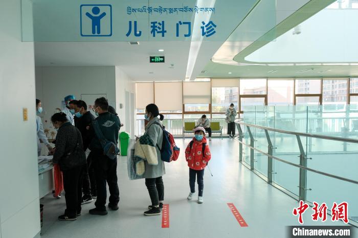 圖為兒科義診接診現(xiàn)場?！〗w波 攝