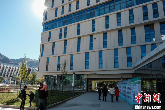 因疫情防控需要，此次義診活動(dòng)進(jìn)行了人數(shù)限定。圖為西藏民眾帶著孩子到醫(yī)院就診?！〗w波 攝