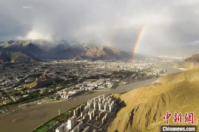 資料圖：海拔3600多米的高原城市拉薩迎來雨后彩虹。江飛波 攝