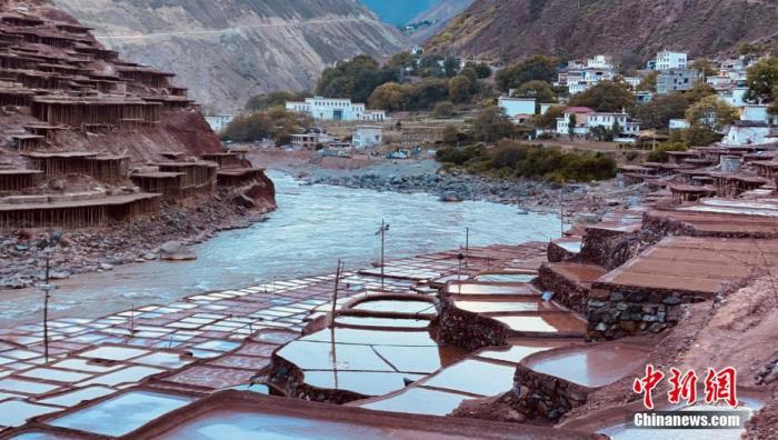 資料圖為芒康千年古鹽田。 <a target='_blank' ><p  align=