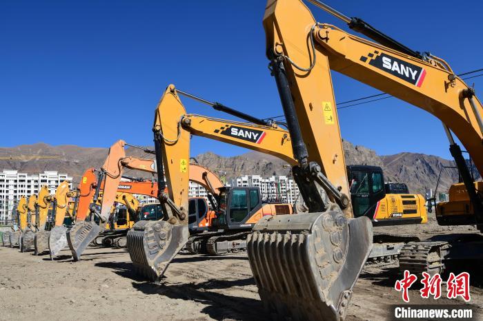 圖為人大附中拉薩學(xué)校開工奠基儀式現(xiàn)場。　貢嘎來松 攝