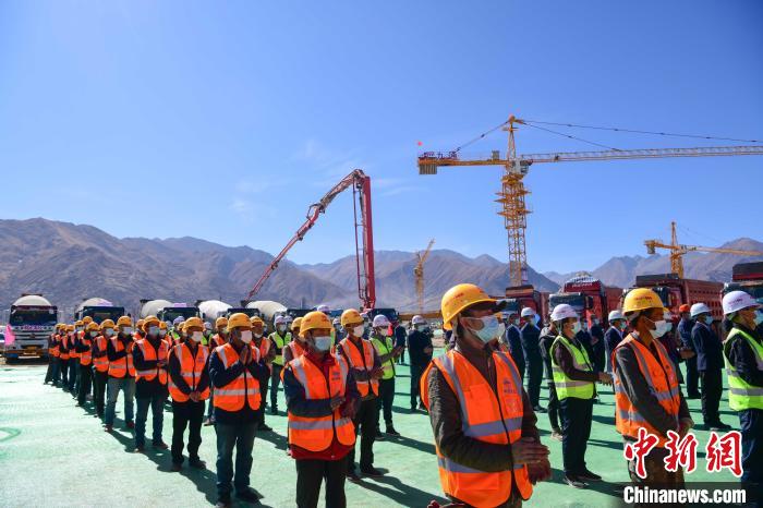 圖為人大附中拉薩學(xué)校開工奠基儀式現(xiàn)場?！∝暩聛硭?攝