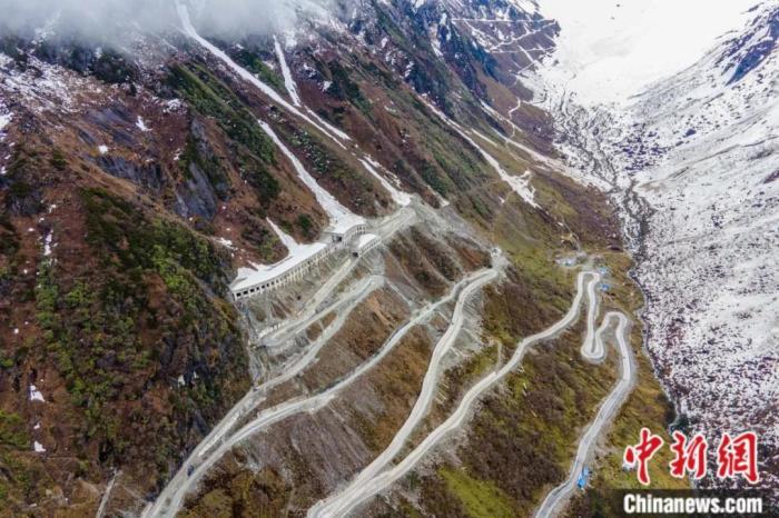 圖為嘎隆拉隧道南段，穿過該隧道后便正式進(jìn)入了墨脫縣范圍。