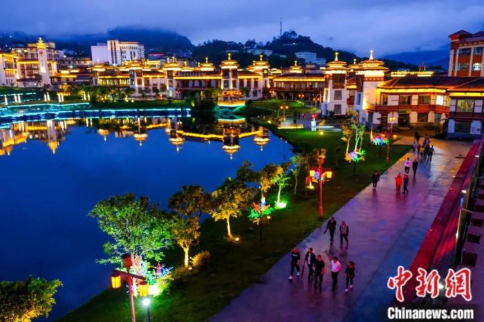 墨脫入夜，華燈初上，昔日“高原孤島”如今日漸繁華。