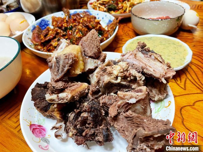 圖為除夕之夜的大餐?！∪轿木?攝