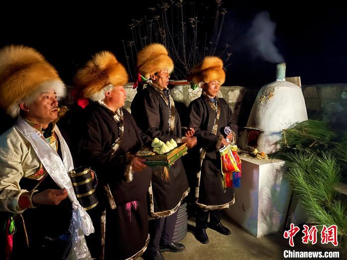 圖為除夕之夜進(jìn)行的驅(qū)鬼儀式?！∪轿木?攝