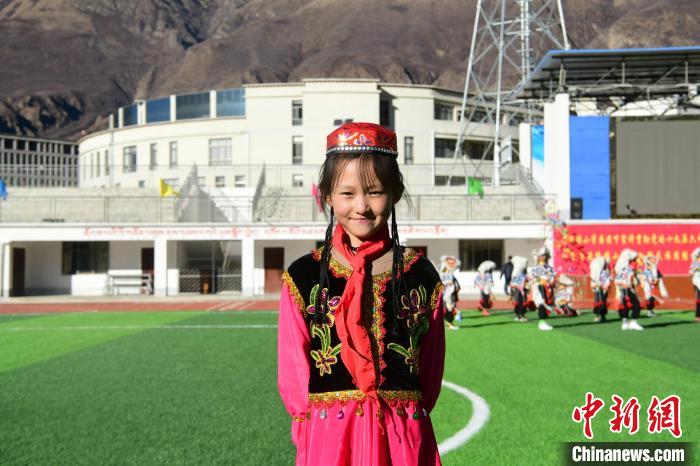 圖為加查縣安繞鎮(zhèn)小學(xué)回族學(xué)生馬萍?！∝暩聛硭?攝