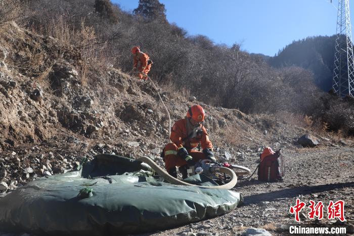 圖為參訓(xùn)消防指戰(zhàn)員架設(shè)蓄水池?！〔际猩窒乐ш牻_縣中隊 攝