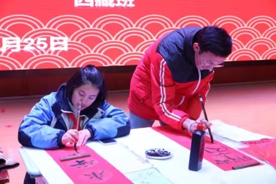 現(xiàn)場(chǎng)書寫春聯(lián)。梁超攝