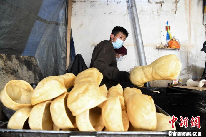 圖為拉薩手藝人制作藏歷新年供品“德卡”。　貢嘎來松 攝