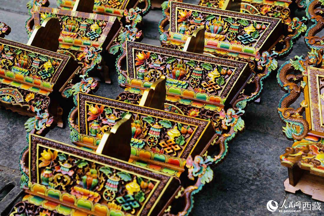 年貨市場上的切瑪盒。（切瑪盒是藏歷新年吉祥物，是在精制斗型木盒中用隔板分開，分別盛入炒麥粒和糌粑，插上“仔卓”，象征著人壽年豐、吉祥如意。）人民網(wǎng) 次仁羅布攝