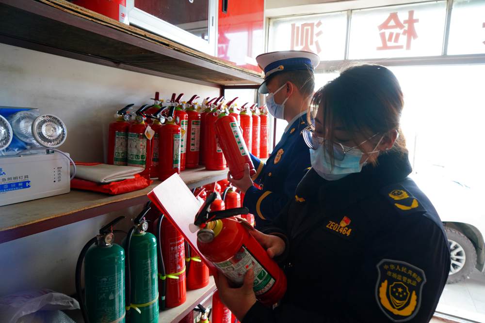 檢查消防器材。圖片由那曲消防提供
