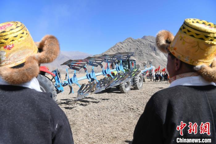 圖為拉薩市曲水縣茶巴朗村春耕儀式現(xiàn)場(chǎng)。　貢嘎來松 攝