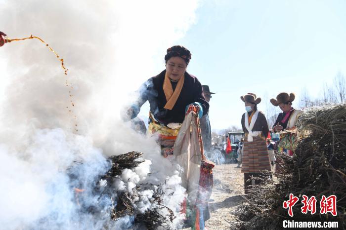 圖為拉薩市曲水縣茶巴朗村村民在春耕儀式前煨桑?！∝暩聛硭?攝