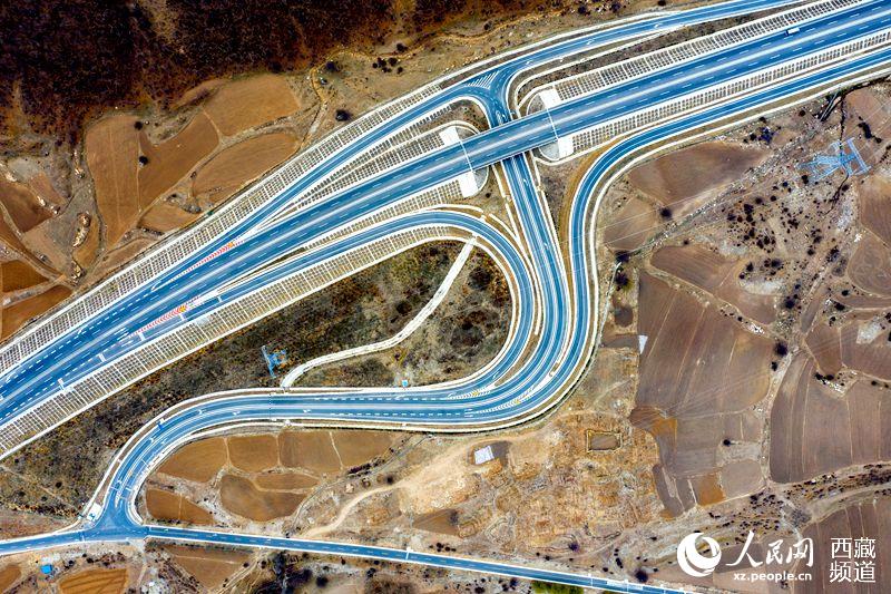 拉林高等級(jí)公路。徐馭堯攝