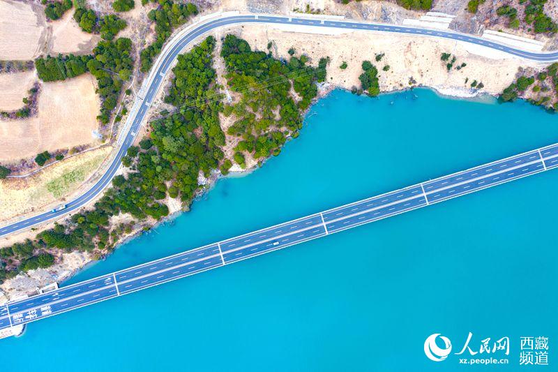 拉林高等級(jí)公路。徐馭堯攝